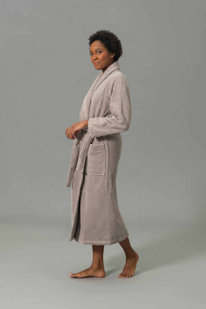 Introducing the luxuriously soft and cozy Milagro Bath Robe from Matouk. Made with 100% zero twist cotton, this unisex robe features a shawl collar and two ample sized pockets. Available in a variety of soothing colors this robe is the perfect addition to your daily routine. Made in Turkey.