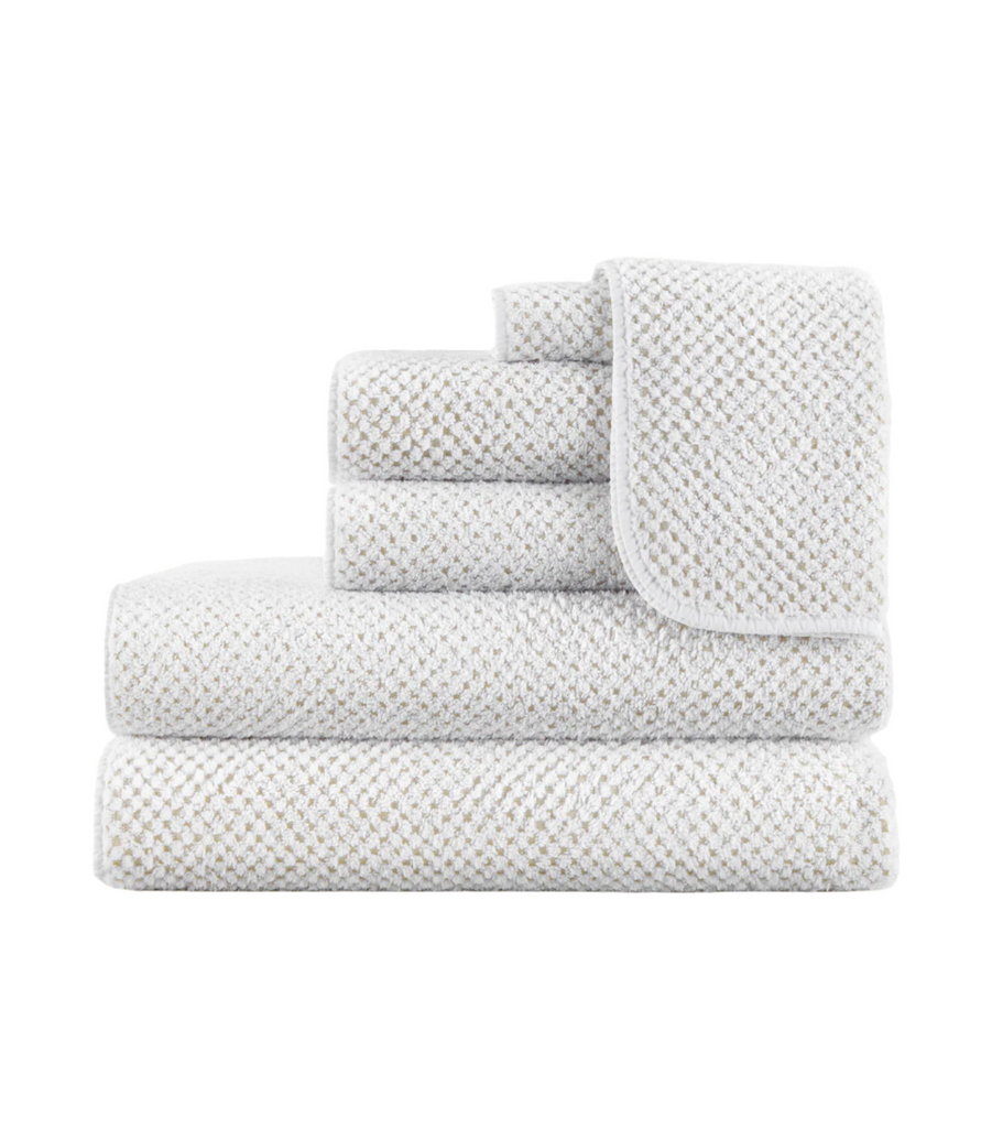 Introducing Catalina Bath Towels, made from 100% cotton and weighing 565 grams for a luxurious feel. Imported from Portugal, these towels feature a two-tone checkerboard design with white trim and rounded corners. Hang easily with the towel loop for convenience.