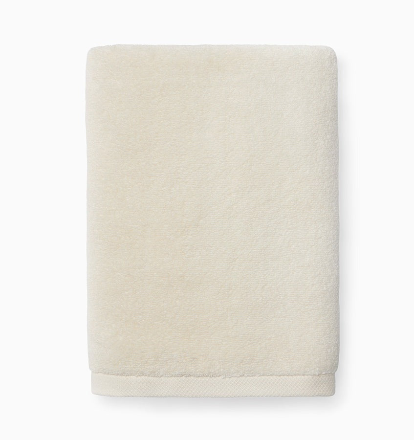 Experience the ultimate in comfort with Sferra's Cielo bath towels and tub mat. Made with the finest long staple cotton and zero-twist yarn, these towels are incredibly absorbent and feel weightless. The result? A heavenly softness that shines with a lustrous surface and catches the light. Indulge in luxury every time you use them. Ivory Hand Towel