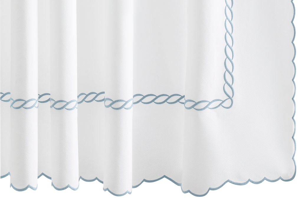 The Classic Chain Scallop shower curtain is a timeless addition to any bathroom. Made from high-quality 100% cotton pique fabric, its intricate chain Hazy Blue embroidery in detailing and scalloped edge design exude elegance and sophistication. Transform your shower space with this classic and durable curtain.