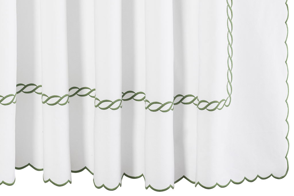 The Classic Chain Scallop shower curtain is a timeless addition to any bathroom. Made from high-quality 100% cotton pique fabric, its intricate chain Clover Green embroidery in detailing and scalloped edge design exude elegance and sophistication. Transform your shower space with this classic and durable curtain.