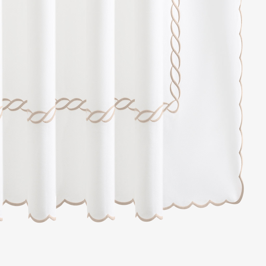 The Classic Chain Scallop shower curtain is a timeless addition to any bathroom. Made from high-quality 100% cotton pique fabric, its intricate chain embroidery in dune tan tone detailing and scalloped edge design exude elegance and sophistication. Transform your shower space with this classic and durable curtain.